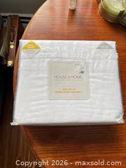 MaxSold Auction: Queen Bedsheet set--brand new - Toronto (Ontario, Canada) SELLER MANAGED Downsizing Online Auction -  Bathurst Street (CONDO)