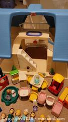 MaxSold Auction: Little Tikes Doll House - Whitby (Ontario, Canada) SELLER MANAGED Downsizing Online Auction - Toscana Dr.