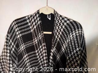 MaxSold Auction: Ladies OSFA Apt 9 gorgeous black & white checkered sweater poncho  - Warwick Township (Pennsylvania, USA) SELLER MANAGED Estate Sale Online Auction -  Crocker Lane