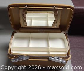 MaxSold Auction: Samsonite Saturn III Train Case / Vanity / Cosmetic Case Tan - Toronto (Ontario, Canada) PARTNER MANAGED Reseller Online Auction - Queen Street West.
