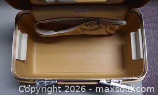 MaxSold Auction: Samsonite Saturn III Train Case / Vanity / Cosmetic Case Tan - Toronto (Ontario, Canada) PARTNER MANAGED Reseller Online Auction - Queen Street West.
