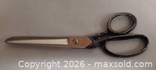 MaxSold Auction: Vintage barber tools lot — scissors, combs & more (5 pc) - Toronto (Ontario, Canada) PARTNER MANAGED Reseller Online Auction - Queen Street West.