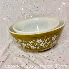 MaxSold Auction: Pair of Vintage Pyrex “Crazy Daisy” Mixing Bowls – 2½ Qt & 1½ Qt - St. Catharines (Ontario, Canada) SELLER MANAGED Reseller Online Auction - Winfield Court