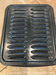 MaxSold Auction: Bakeware - Cup cake pans, Springform Pan New, Cast Iron and More! - Thousand Oaks (California, USA) PARTNER MANAGED Estate Sale Online Auction - Camino Roberto