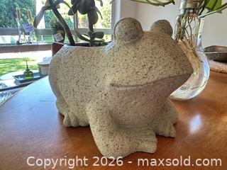 MaxSold Auction: Frog and Lightbulb Planters and Plants - Thousand Oaks (California, USA) PARTNER MANAGED Estate Sale Online Auction - Camino Roberto