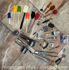 MaxSold Auction: Kitchen Gadgets - Thousand Oaks (California, USA) PARTNER MANAGED Estate Sale Online Auction - Camino Roberto