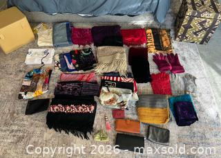 MaxSold Auction: Scarves, Gloves, Wallets, Decorative Bins and More! - Thousand Oaks (California, USA) PARTNER MANAGED Estate Sale Online Auction - Camino Roberto