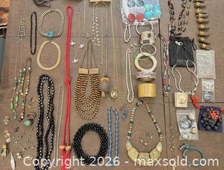 MaxSold Auction: Women’s Jewelry Vintage and More! - Thousand Oaks (California, USA) PARTNER MANAGED Estate Sale Online Auction - Camino Roberto
