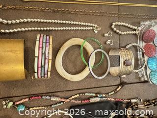 MaxSold Auction: Women’s Jewelry Vintage and More! - Thousand Oaks (California, USA) PARTNER MANAGED Estate Sale Online Auction - Camino Roberto