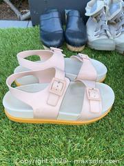 MaxSold Auction: Women’s Sandals & Shoes- Size 7 and 8 - Thousand Oaks (California, USA) PARTNER MANAGED Estate Sale Online Auction - Camino Roberto