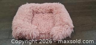 MaxSold Auction: (L15-55) NEW - Small Dog Bed & Blankets x 2 - Pink - East Gwillimbury (Ontario, Canada) PARTNER MANAGED Estate Sale Online Auction - Old Field Crescent                 