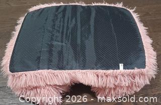 MaxSold Auction: (L15-55) NEW - Small Dog Bed & Blankets x 2 - Pink - East Gwillimbury (Ontario, Canada) PARTNER MANAGED Estate Sale Online Auction - Old Field Crescent                 