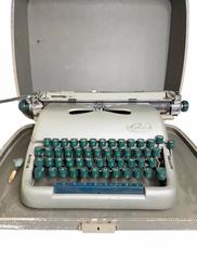 MaxSold Auction: Combina Portable Manual Typewriter with Carrying Case - Hayward (California, USA) SELLER MANAGED Reseller Online Auction - Oakhill Way