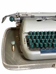 MaxSold Auction: Combina Portable Manual Typewriter with Carrying Case - Hayward (California, USA) SELLER MANAGED Reseller Online Auction - Oakhill Way