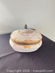 MaxSold Auction: Porcelain Vanity/Dresser Box with Gold Gilt Accents - Greater Sudbury (Ontario, Canada) PARTNER MANAGED Estate Sale Online Auction -  Pebble Hill Place
