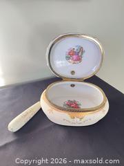 MaxSold Auction: Porcelain Vanity/Dresser Box with Gold Gilt Accents - Greater Sudbury (Ontario, Canada) PARTNER MANAGED Estate Sale Online Auction -  Pebble Hill Place