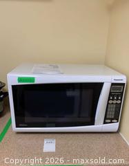 MaxSold Auction: Panasonic Microwave Oven - Kingston (Ontario, Canada) PARTNER MANAGED Downsizing Online Auction - Buckingham Court