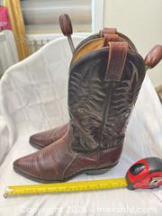 MaxSold Auction: Men's Brown/Burgundy Two-Tone Western Cowboy Boots, Possibly US 10–11 - Welland (Ontario, Canada) SELLER MANAGED Reseller Online Auction - Stern Drive