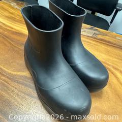 MaxSold Auction: Botega Veneta Puddle Boots - Richmond Hill (Ontario, Canada) SELLER MANAGED Reseller Online Auction - Newkirk Road (STORAGE)