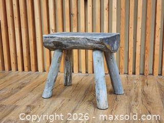 MaxSold Auction: Rustic Country Chic Carved Wood Log Stool - Mississauga (Ontario, Canada) PARTNER MANAGED Reseller Online Auction -  Dundas Street East