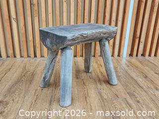 MaxSold Auction: Rustic Country Chic Carved Wood Log Stool - Mississauga (Ontario, Canada) PARTNER MANAGED Reseller Online Auction -  Dundas Street East