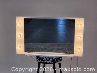 MaxSold Auction: Vanity Girl Light-up Makeup Vanity Mirror - Mississauga (Ontario, Canada) PARTNER MANAGED Reseller Online Auction -  Dundas Street East