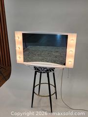 MaxSold Auction: Vanity Girl Light-up Makeup Vanity Mirror - Mississauga (Ontario, Canada) PARTNER MANAGED Reseller Online Auction -  Dundas Street East