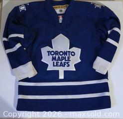 MaxSold Auction: Toronto Maple Leafs Youth Jersey S/M - Toronto (Ontario, Canada) PARTNER MANAGED Downsizing Online Auction -  Risa Boulevard