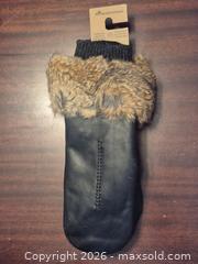 MaxSold Auction: Manitobah Leather Mittens Fur Trim New with Tag - Toronto (Ontario, Canada) PARTNER MANAGED Reseller Online Auction - Mcadam Avenue