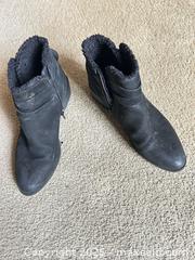 MaxSold Auction: ALDO Women's Black Suede Ankle Boots US 8.5 - Raleigh (North Carolina, USA) PARTNER MANAGED Downsizing Online Auction -  Tipping Circle