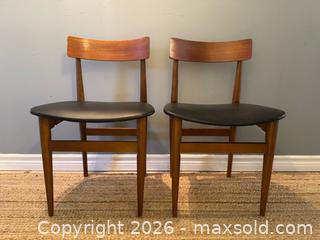 MaxSold Auction: Mid century modern Teak/beechwood chairs - Toronto (Ontario, Canada) SELLER MANAGED Reseller Online Auction - Kempsell Crescent