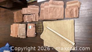 MaxSold Auction: Assorted Towels, Bath mats - Grimsby (Ontario, Canada) PARTNER MANAGED Downsizing Online Auction - Dorchester Drive              