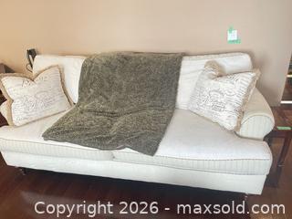 MaxSold Auction: Kincaid Custom Couch  - Grimsby (Ontario, Canada) PARTNER MANAGED Downsizing Online Auction - Dorchester Drive              