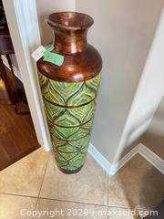 MaxSold Auction: Large Floor Vase  - Grimsby (Ontario, Canada) PARTNER MANAGED Downsizing Online Auction - Dorchester Drive              