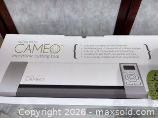 MaxSold Auction: Silhouette CAMEO Electronic Cutting Machine - Warwick (Rhode Island, USA) SELLER MANAGED Reseller Online Auction - Warwick Avenue