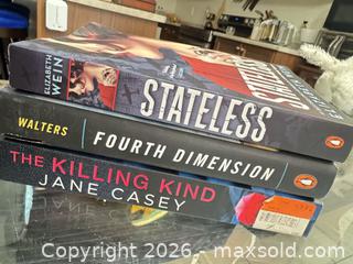 MaxSold Auction: Lot of 3 Paperback Books (English) - Welland (Ontario, Canada) SELLER MANAGED Reseller Online Auction -  Stern Drive