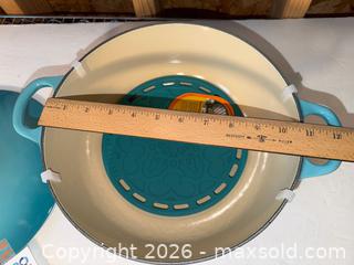 MaxSold Auction: Le Creuset 4-1/2 Qt Soup Pot plus Silicone Trivet - Fremont (California, USA) PARTNER MANAGED Estate Sale Online Auction - Las Palmas Ave