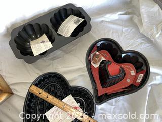 MaxSold Auction: Nordic Ware Specialty Bundt Cake Pans - Fremont (California, USA) PARTNER MANAGED Estate Sale Online Auction - Las Palmas Avenue