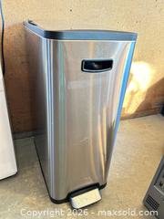 MaxSold Auction: Stainless Steel Step Pedal Trash Can, 10–13 Gallon -ebn - Maple Ridge (British Columbia, Canada) PARTNER MANAGED Estate Sale Online Auction - 203 Street