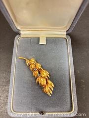 MaxSold Auction: Gold and Sapphire Brooch - Surrey (British Columbia, Canada) PARTNER MANAGED Downsizing Online Auction - 16th Avenue