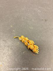 MaxSold Auction: Gold and Sapphire Brooch - Surrey (British Columbia, Canada) PARTNER MANAGED Downsizing Online Auction - 16th Avenue