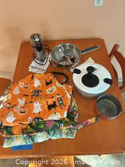 MaxSold Auction: Kitchen Lot: 3 Patterned Fabric Aprons & Small Appliances - Calgary (Alberta, Canada) SELLER MANAGED Moving Online Auction - Varsville Place Northwest