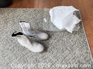 MaxSold Auction: Light Gray Faux Suede Ankle Boots, EU 39 / US 8 - Mississippi Mills (Ontario, Canada) SELLER MANAGED Downsizing Online Auction - Rae Road