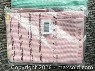 MaxSold Auction: Tupperware Microfiber Cleaning Cloths, Assorted Colors - Mississippi Mills (Ontario, Canada) SELLER MANAGED Downsizing Online Auction - Rae Road