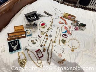 MaxSold Auction: Mixed Costume Jewelry Lot: Necklaces, Earrings, Bracelets, Rings B - Toronto (Ontario, Canada) Downsizing Online Auction - Blantyre Avenue