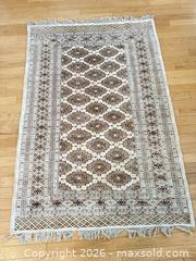 MaxSold Auction: Neutral Pattern Wool Area Rug – Cream & Taupe w/ Fringe - Roseville (California, USA) PARTNER MANAGED Moving Online Auction - Marie Court #2