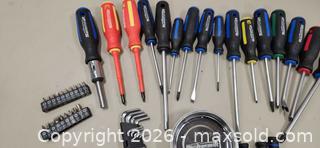MaxSold Auction: Mastercraft Screwdriver Set with Carrying Bag - Pelham (Ontario, Canada) SELLER MANAGED Reseller Online Auction - Foss Road