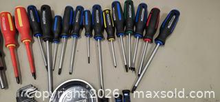 MaxSold Auction: Mastercraft Screwdriver Set with Carrying Bag - Pelham (Ontario, Canada) SELLER MANAGED Reseller Online Auction - Foss Road