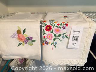 MaxSold Auction: Mixed Linen Lot: Tablecloth, Runner, Napkins, Doilies - New Westminster (British Columbia, Canada) PARTNER MANAGED Downsizing Online Auction -  Jamieson Court (CONDO)