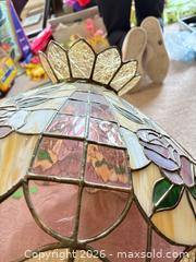 MaxSold Auction: Stained Glass Parrot Tiffany-Style Lamp Shade & Wall Decor - New Westminster (British Columbia, Canada) PARTNER MANAGED Downsizing Online Auction -  Jamieson Court (CONDO)